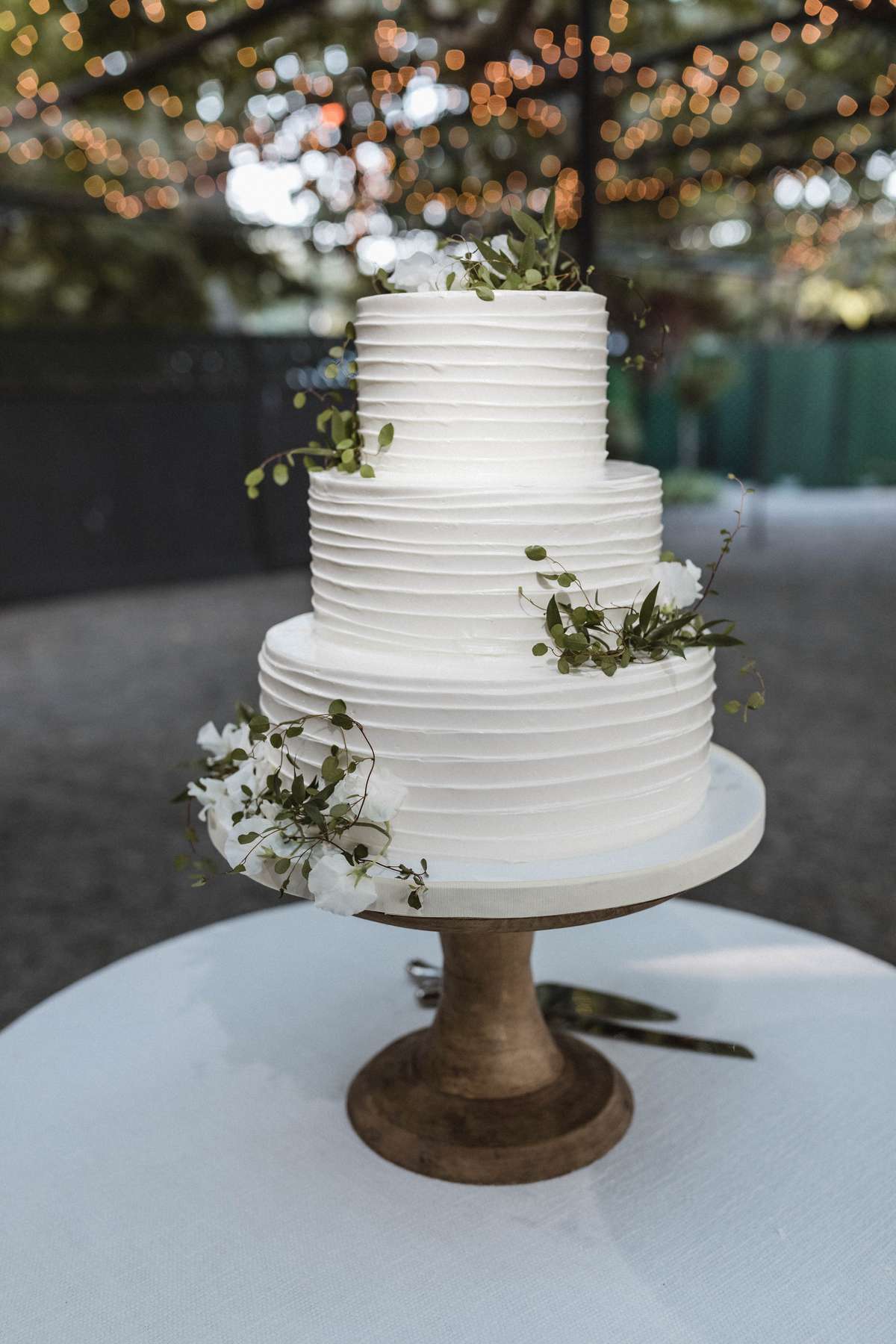 minimal wedding cake